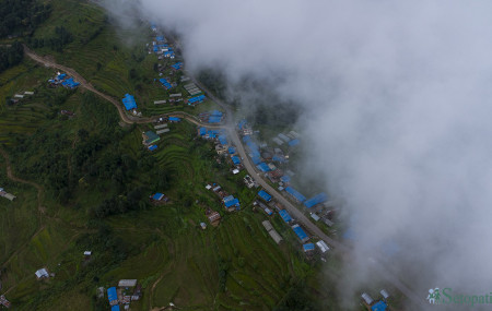 समुन्द्र सतहबाट १,९९० मिटर उचाईमा रहेको अजिरकोट गाउँपालिका–४, गोरखाको सिरानडाँडा। तस्बिरः नवीनबाबु गुरूङ